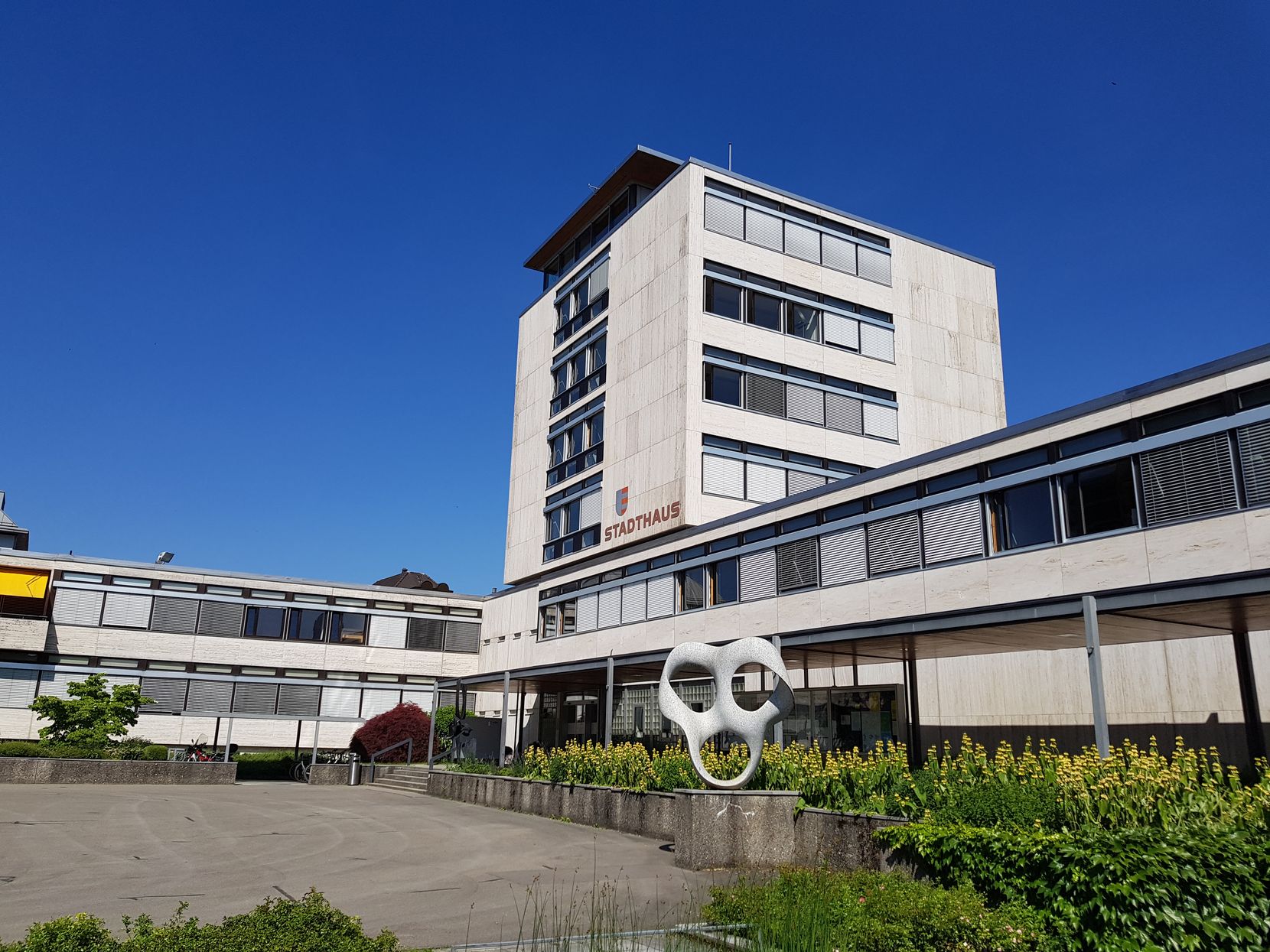 Ein heisser Junitag vor dem Stadthaus Uster