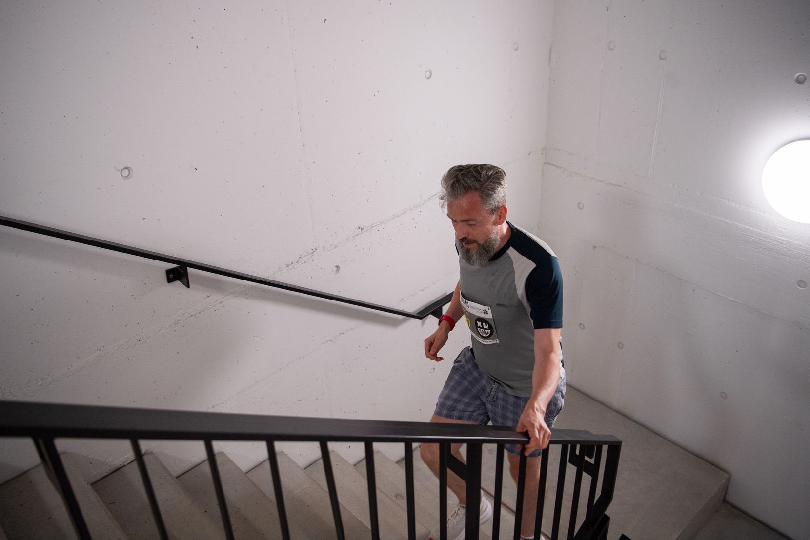 Ein Mann besteigt eine Treppe
