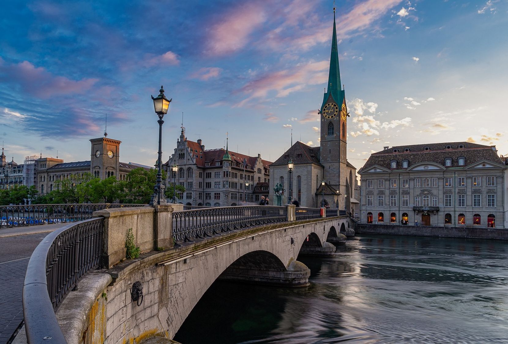 Eine Brücke in mitten der Stadt Zürich. Dahinter die Fraumünster-Kirche.