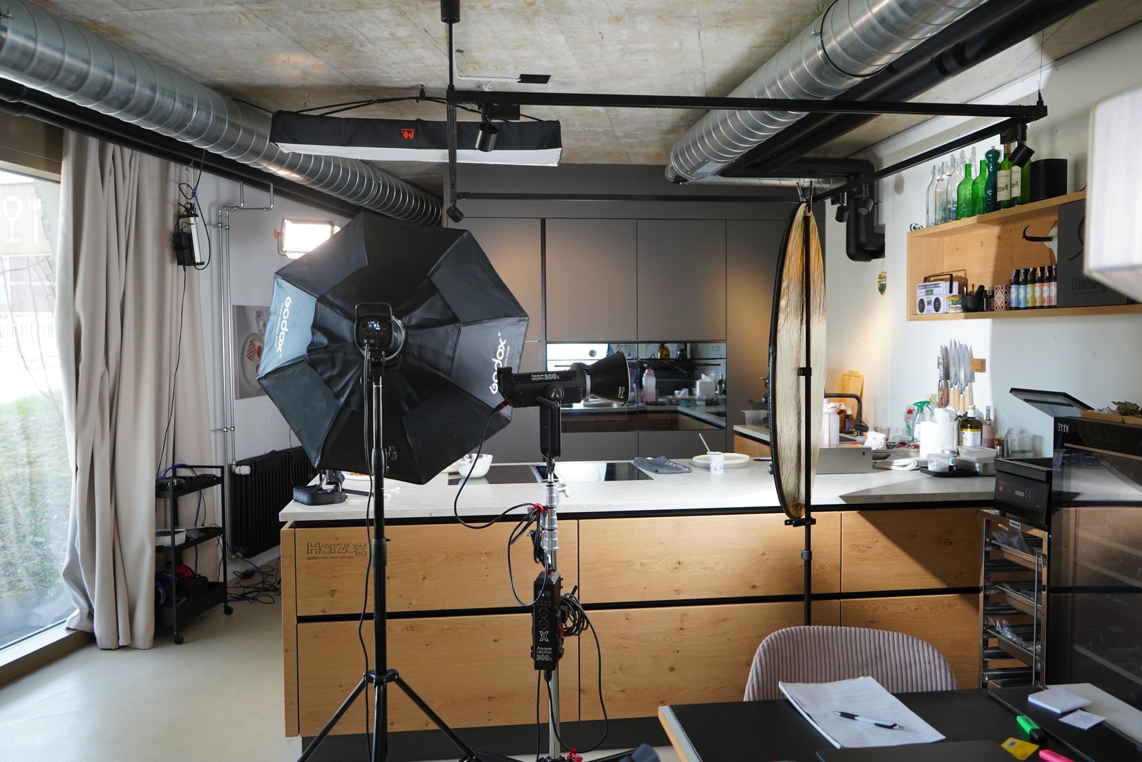 Auf eine Studioküche sind mehrere Lampen und Diffusoren gerichtet.