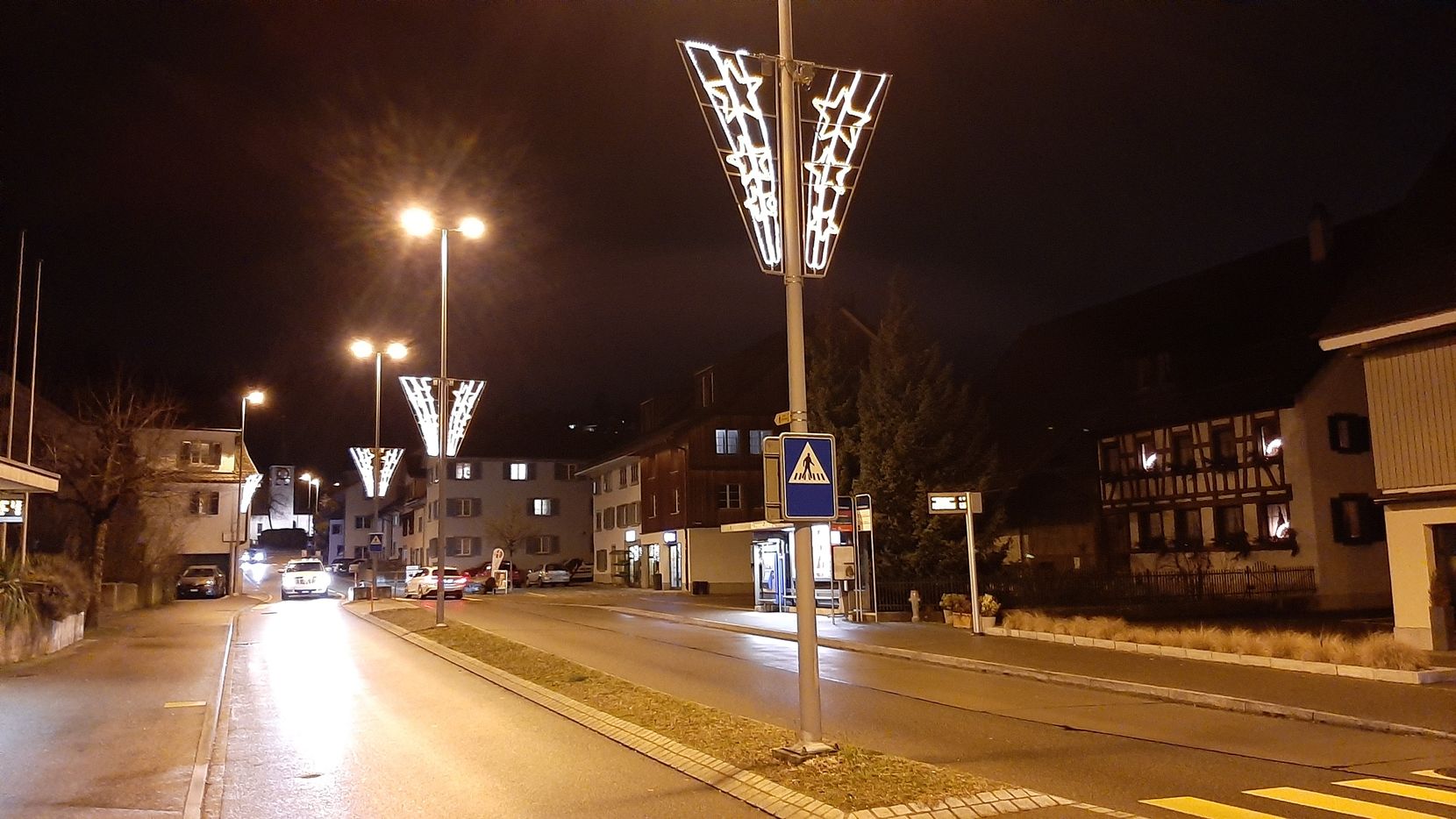 Weihnachtsbeleuchtung in der Nacht.