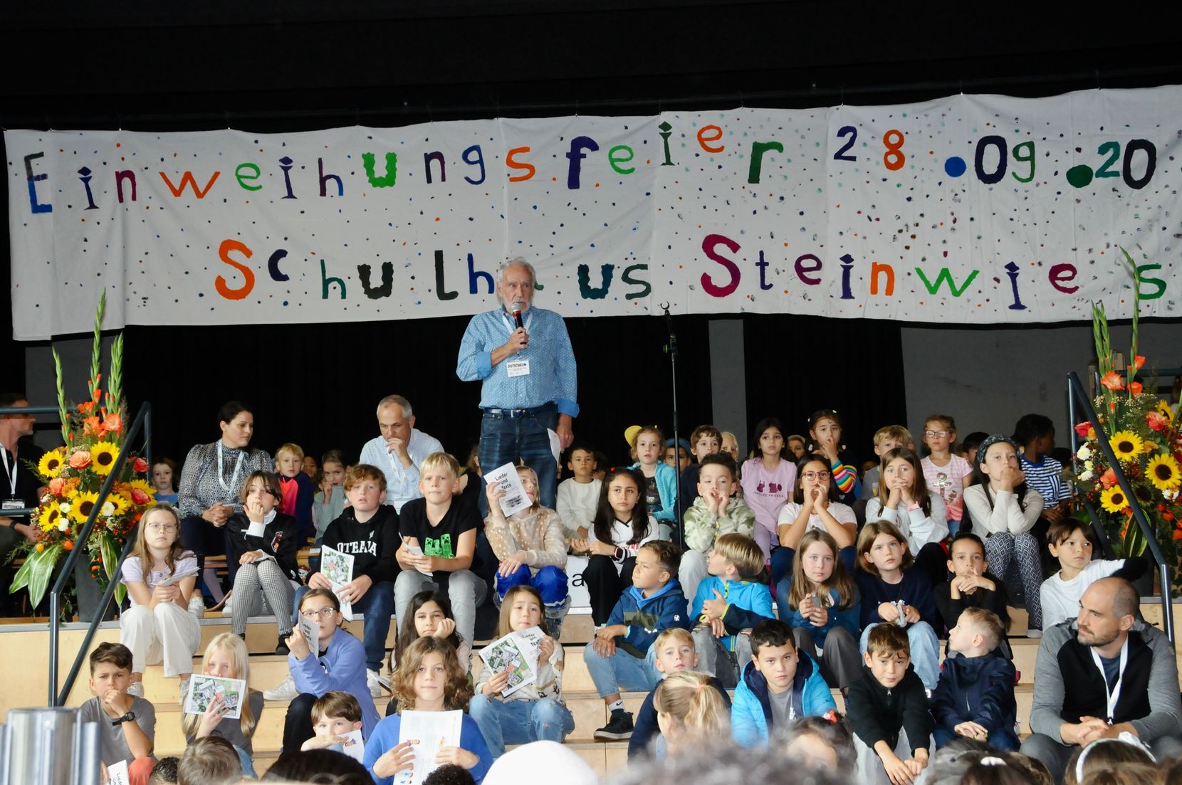 Man sieht die Feierlichkeiten zur Schulhauseinweihung in Schwerzenbach.