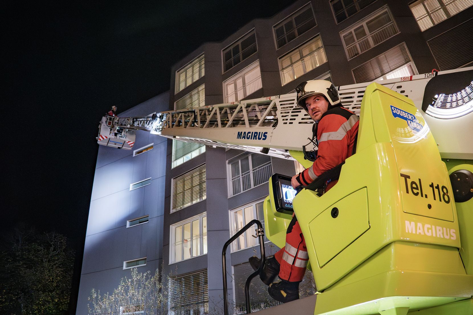 Ein Feuerwehrmann bedient die ausfahrbare Leiter.