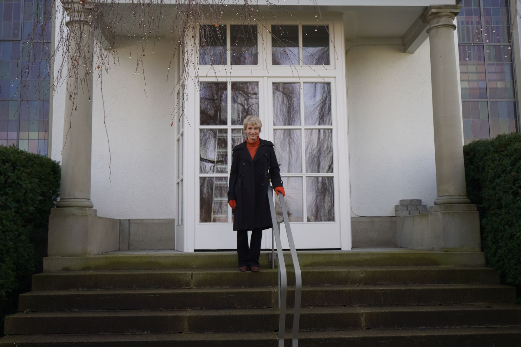 Catherine McMillan steht vor der Hintertür der reformierten Kirche Schwerzenbach.