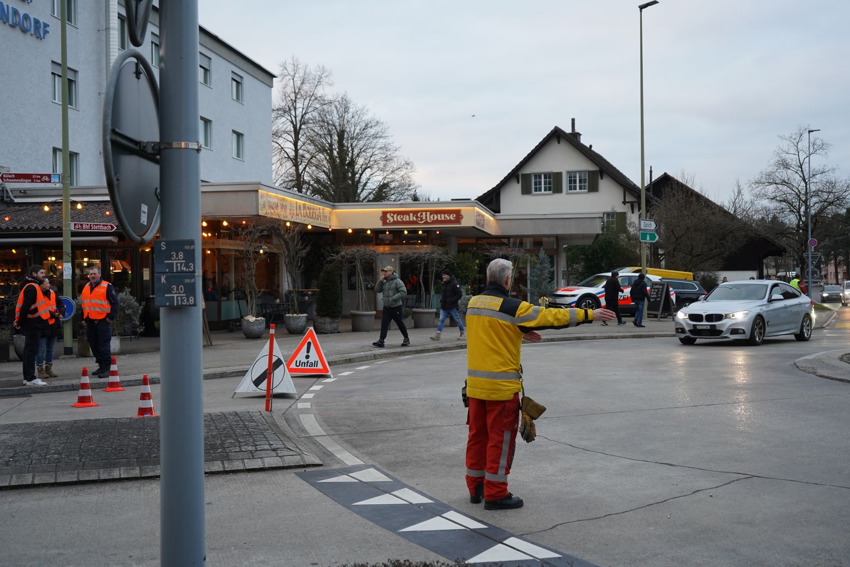 Einsatzkräfte der Feuerwehr leiten den Verkehr, weil die Geerenstrasse gesperrt wurde.