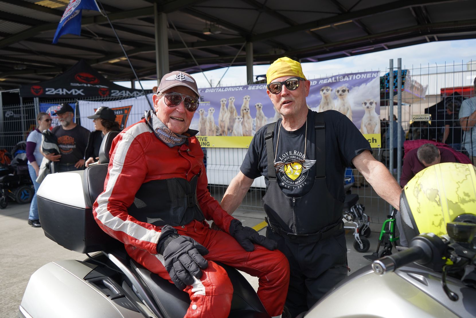 Raymund Stillhard sitzt auf einem Motorrad.