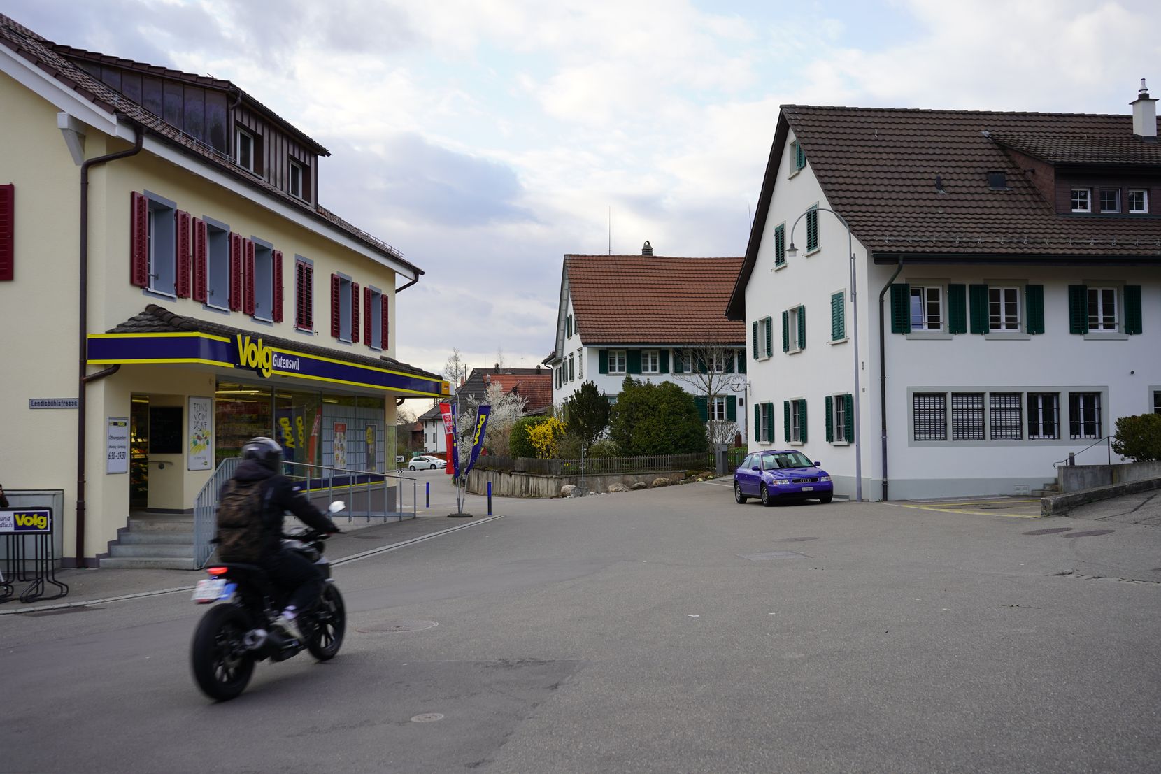 Ein Dorfzentrum mit Häuser und Tempo 20 Tafeln. Es sind Strassen im Volketswiler Dorfteil Gutenswil.