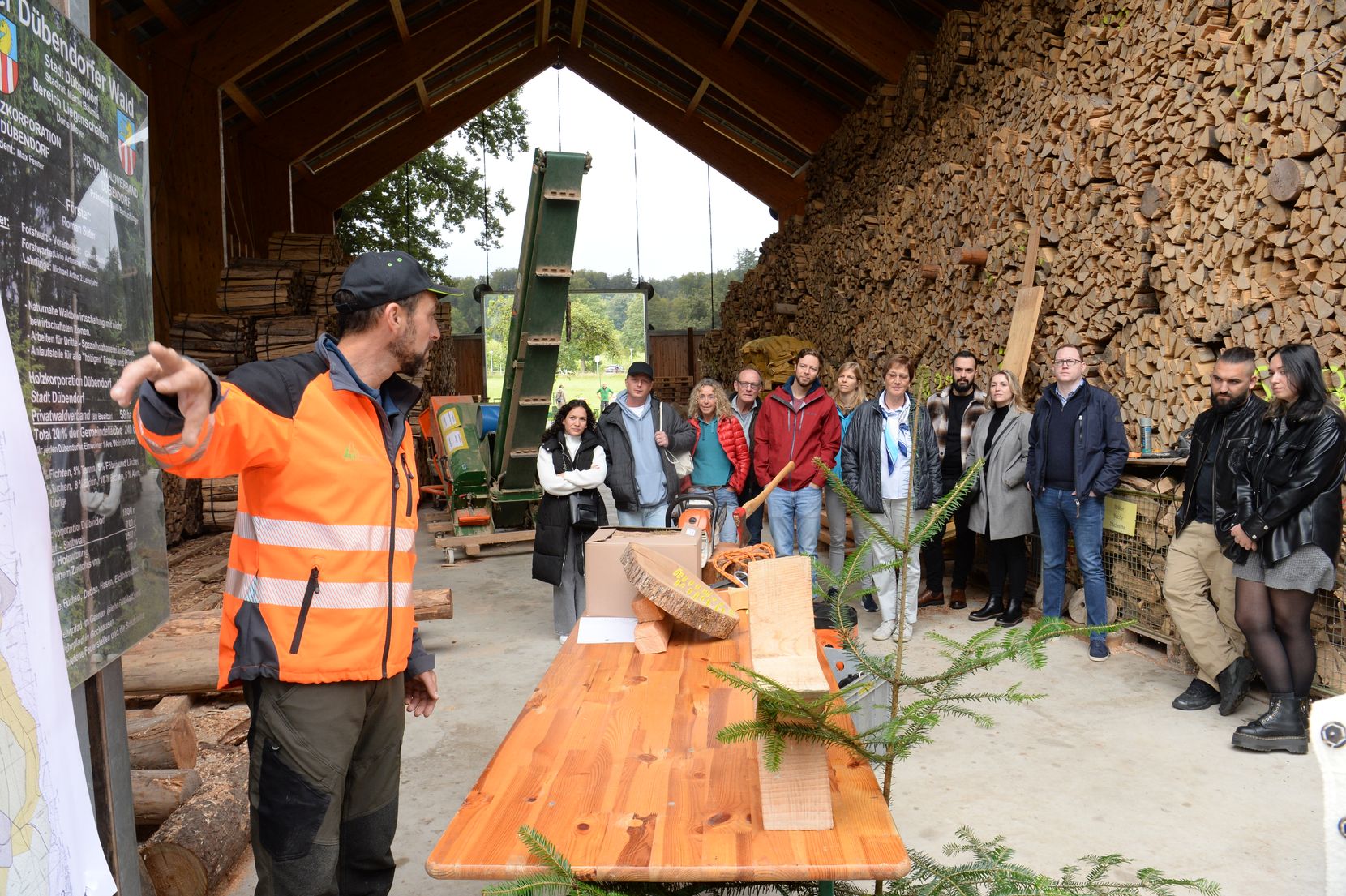 Die Neuzuzüger in Dübendorf werden durch die Stadt geführt und besuchen die Holzkorporation und die Burgruine Dübelstein.