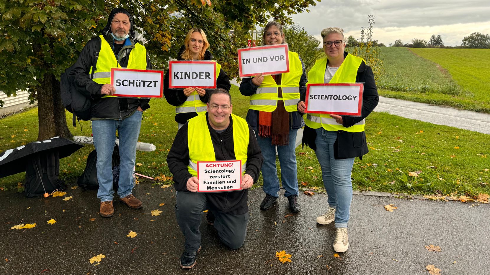 Aktivisten protestieren friedlich vor einem Scientology-Jubiläumsfest.