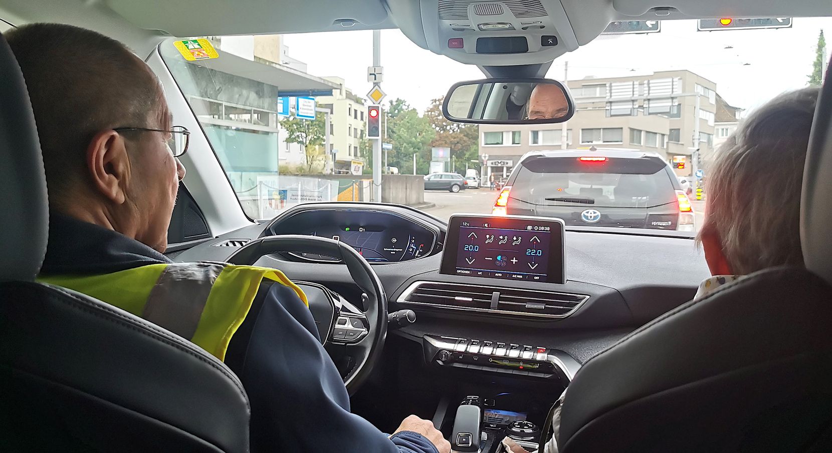 Walter Frauenknecht steht vor seinem Auto, mit dem er Patienten transportiert.