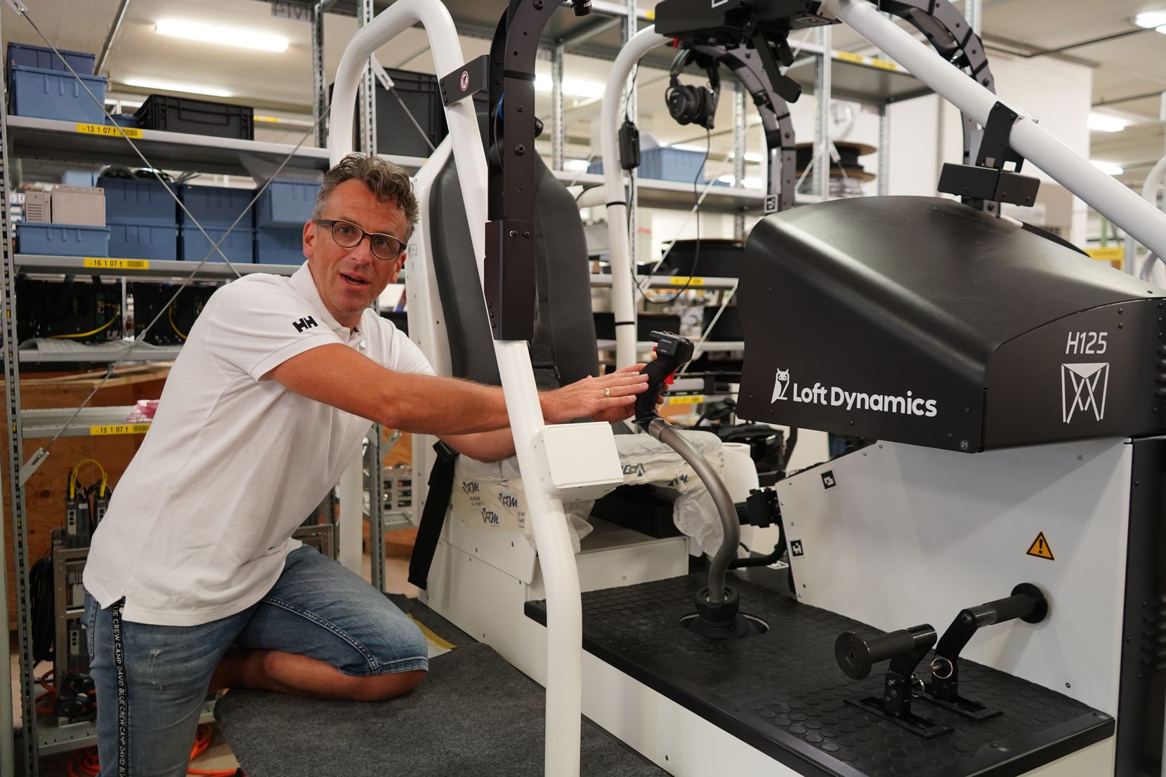 Besuch bei Loft Dynamics in Dübendorf. Firmengründer FabiRiesen führt durch das Unternehmen, das Flugsimulatoren mit VR produziert.