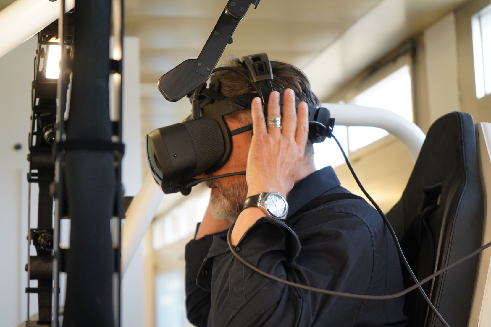 Besuch bei Loft Dynamics in Dübendorf. Firmengründer Fabian Riesen führt durch das Unternehmen, das Flugsimulatoren mit VR produziert.