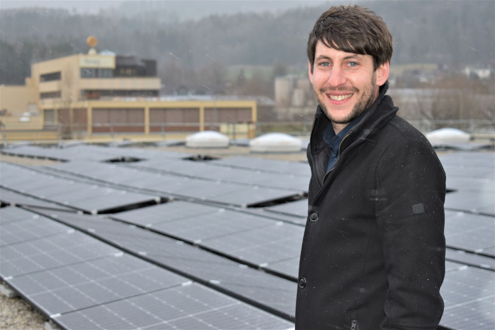 Fotovoltaik-Anlage auf dem Dach des Hinwiler Unternehmens mit Facility Manager Christoph Müller