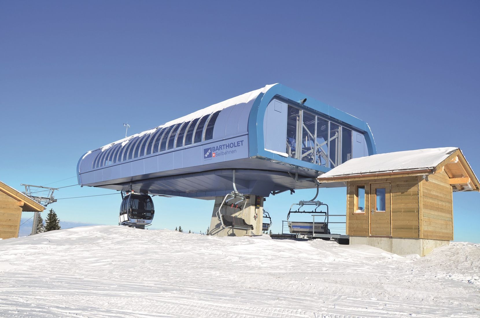 Bergstation einer Sesselbahn im Winter.
