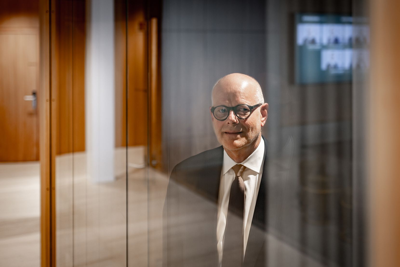 Rolf Zaugg, CEO, in bzw. vor dem Hauptsitz der Bank Avera in Wetzikon.