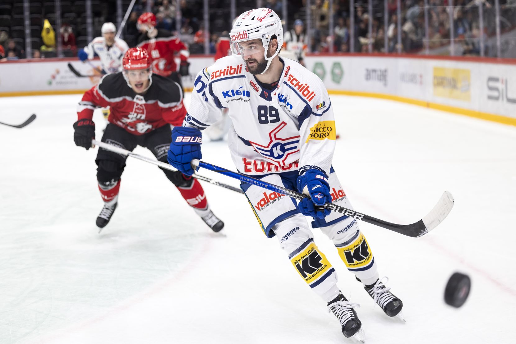 L'attaquant zurichois Dominik Diem, lors du match du championnat suisse de hockey sur glace de National League entre le Lausanne HC, LHC, et le EHC Kloten ce vendredi, 27 octobre 2023 a la patinoire de la Vaudoise arena a Lausanne. (KEYSTONE/Cyril Zingaro)