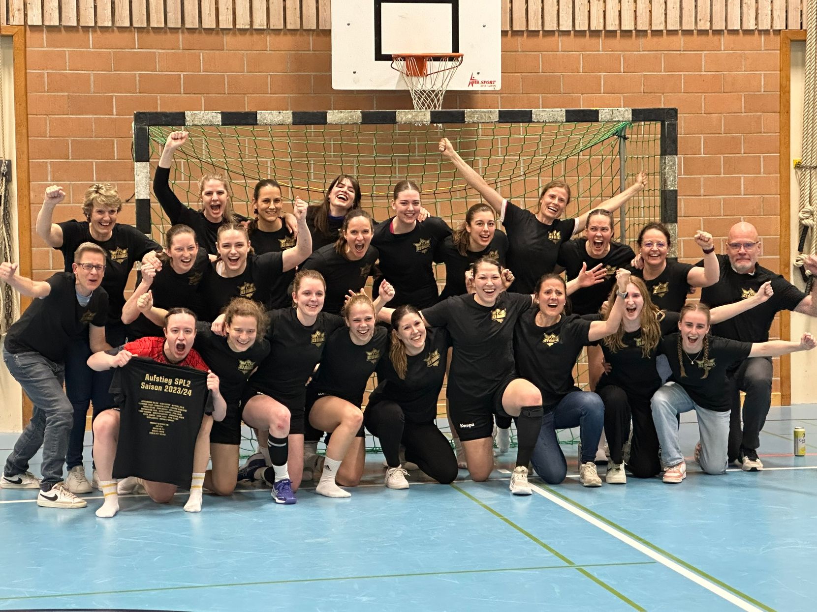 Die Erstliga-Handballerinnen des TV Uster steigen auf.