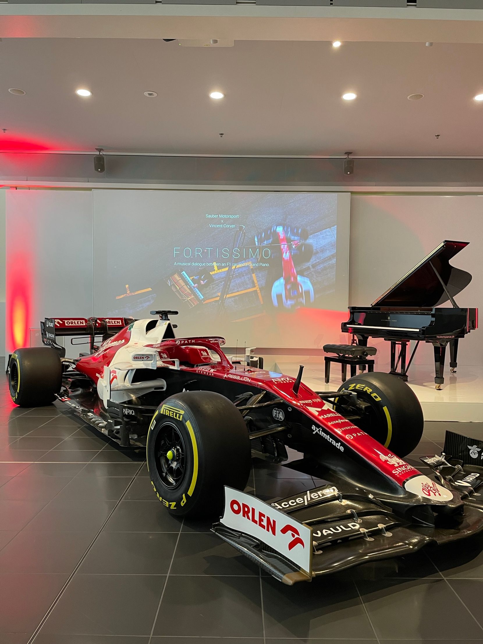 Der C41 und ein Konzertflügel anlässlich der Präsentation des Musikstücks «Fortissimo» zur Feier der 30. Sauber F1-Saison.