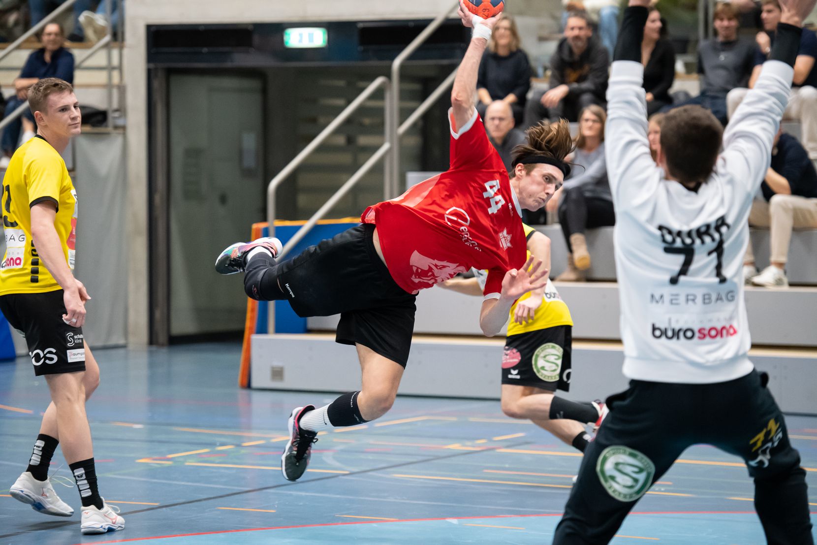 Sporthalle Buchholz, Usters Adrian Balsiger gegen Stäfas Severin Dürr