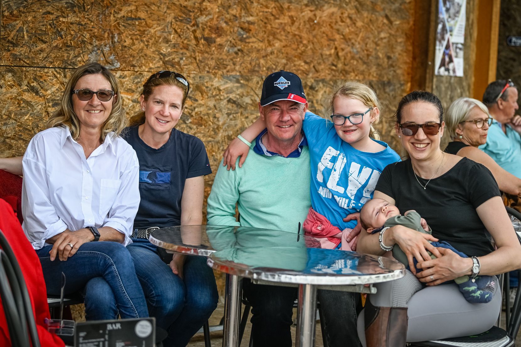 OK-Präsident Rolf Hegner mit Frau Melanie, seiner Tochter sowie der Reiterin seiner Pferde, deren Kind und deren Mutter.
