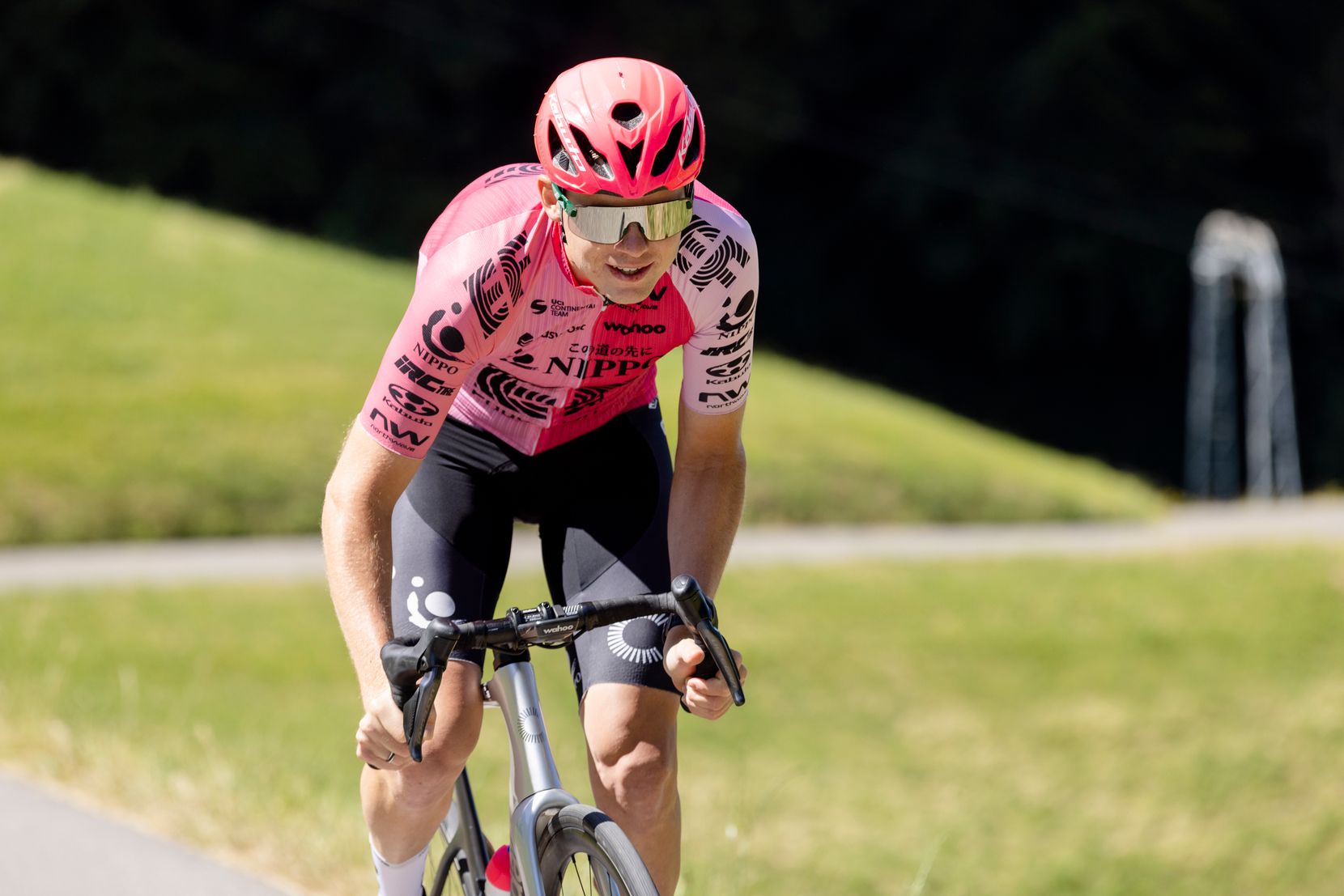 Radprofi Felix Stehli (Gibswil) posiert oberhalb von Bäretswil beim Bergpreis der SM 2023, bei der er auch OK-Mitglied ist.