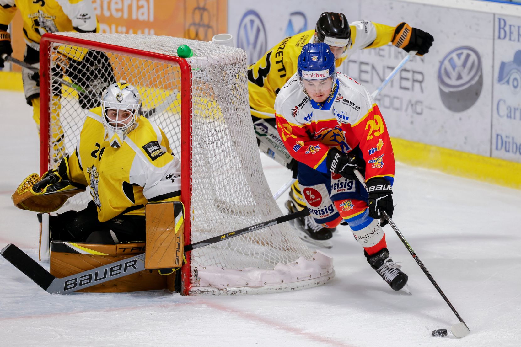 Dübi Lukas Schlaeppi gegen Burgdorf Goalie Sandro Wehrli