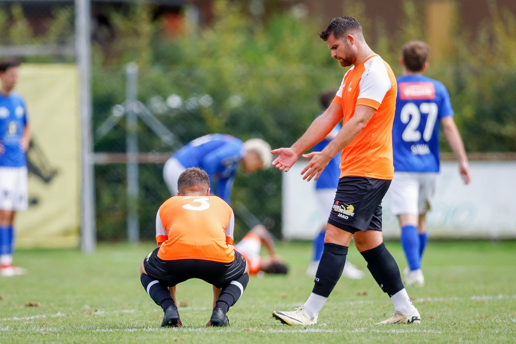 Enttaeuschte Dübi Spieler mit Safik Alili am Boden