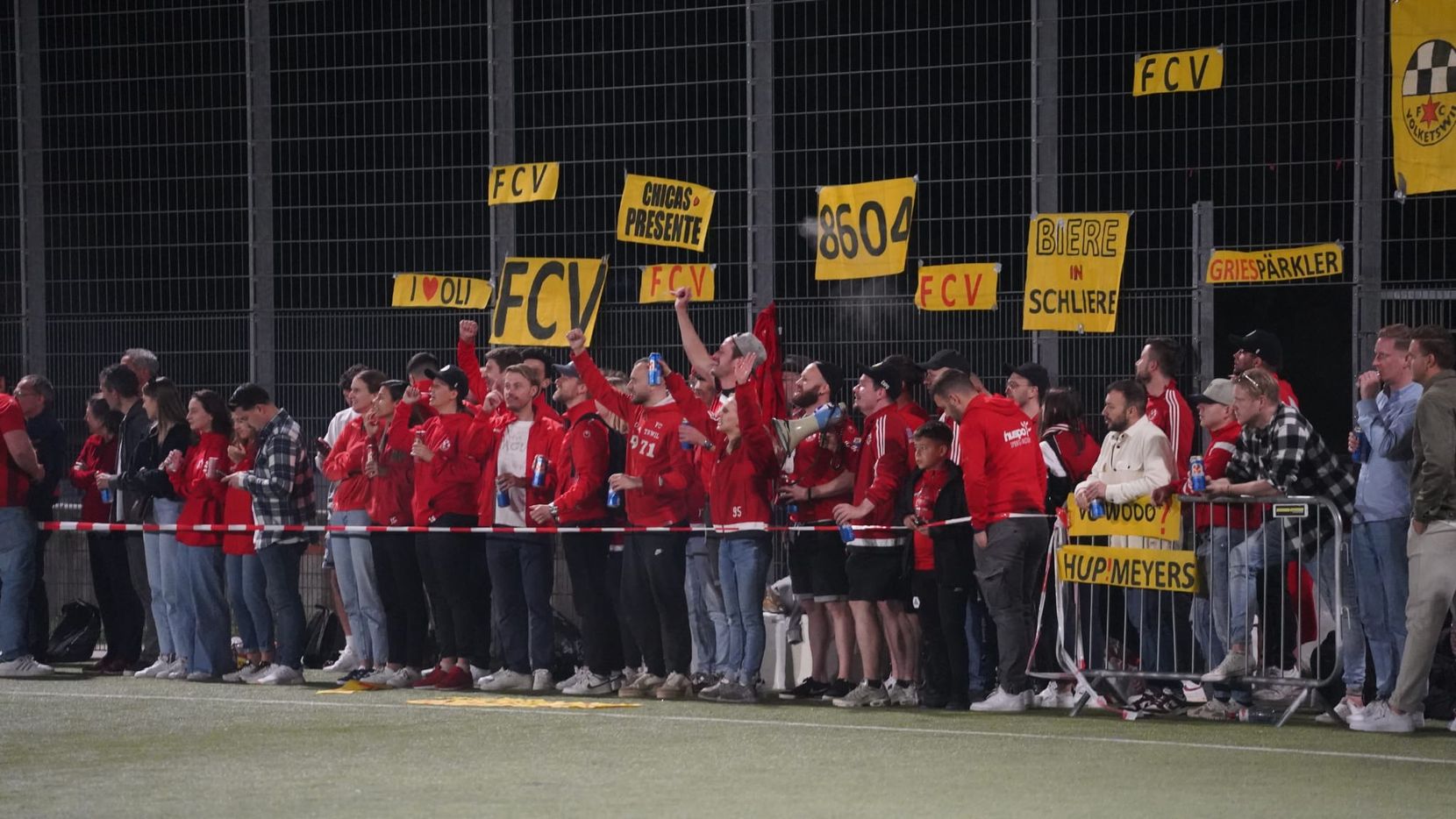 Die Fans des FC Volketswil am Cupspiel in Schlieren.