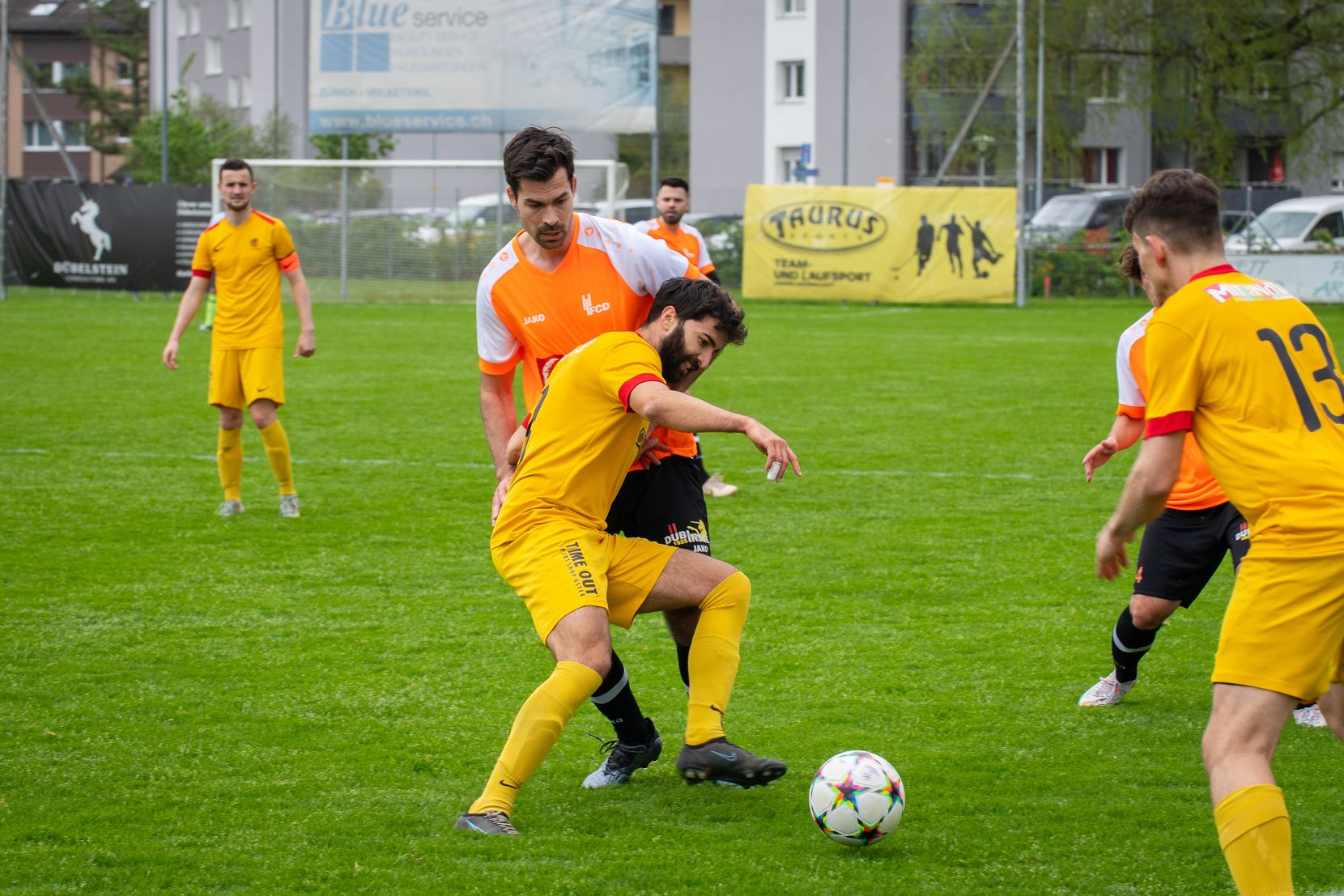 2. Liga Fussball: der FC Dübendorf (orange) gewinnt auf dem Sportplatz Zelgli 5:0 gegen den FC Greifensee.