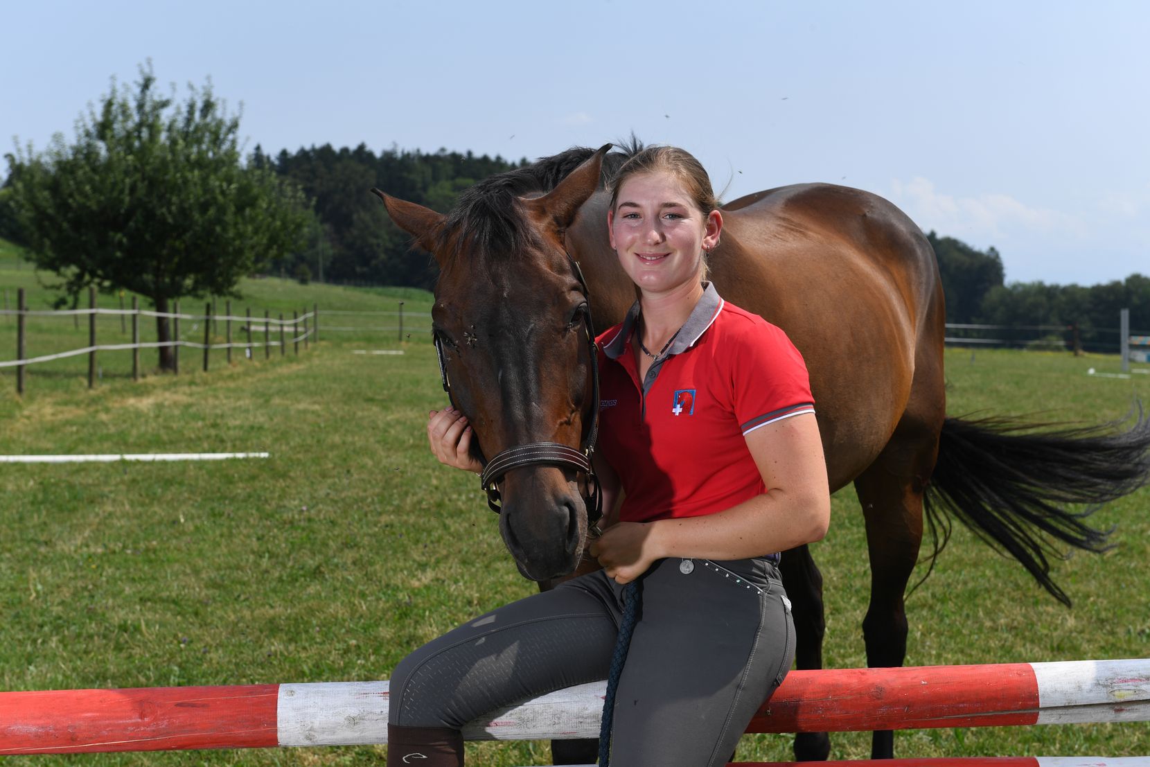 Springreiterin Nadja Minder mit ihrem Pferd Toblerone. Foto: Madeleine Schoder