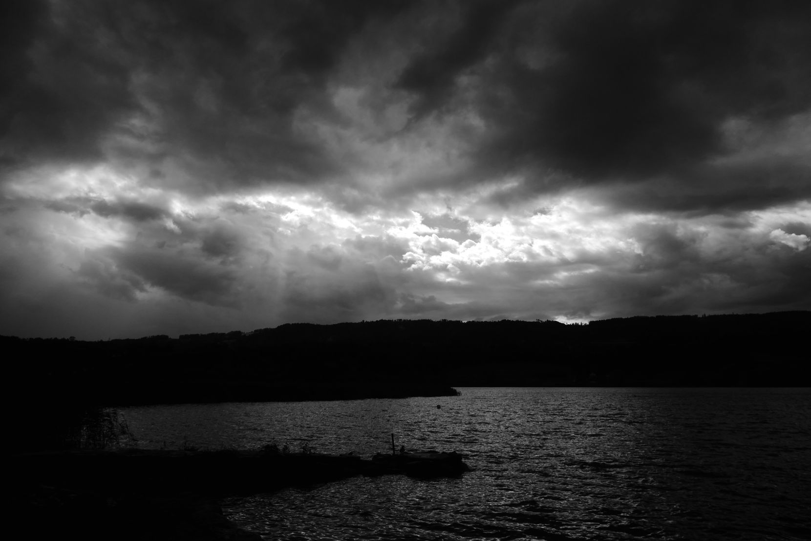 Ein mysteriöser Himmel zieht über den See.