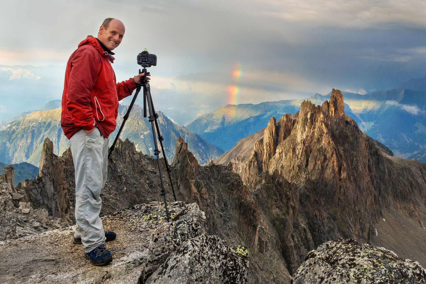 Christian Oeler fotografiert im Gebirge im Val de Trient VS.