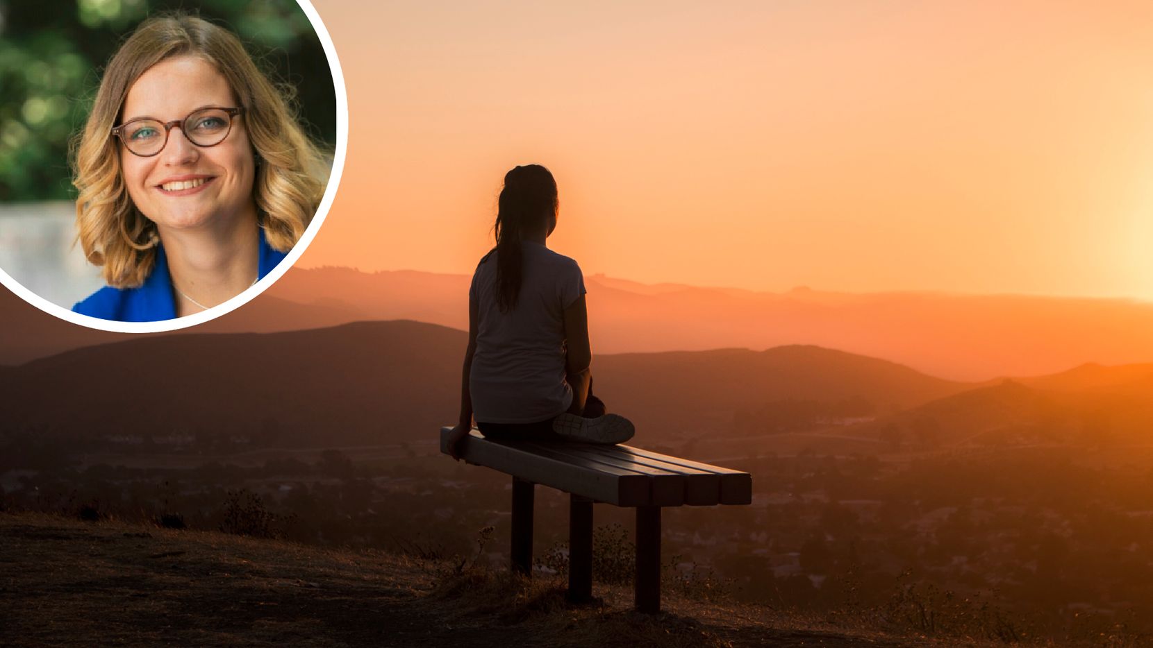 Man sieht eine Frau, die bei Sonnenuntergang auf einer Sitzbank sitzt.