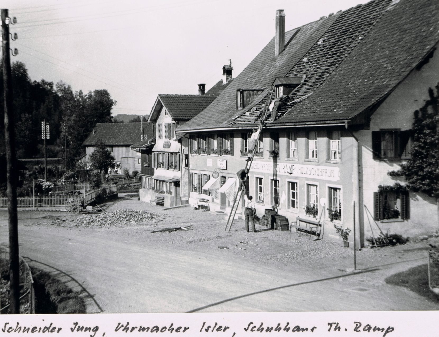 Dachdeckerarbeiten in den 1940er Jahre