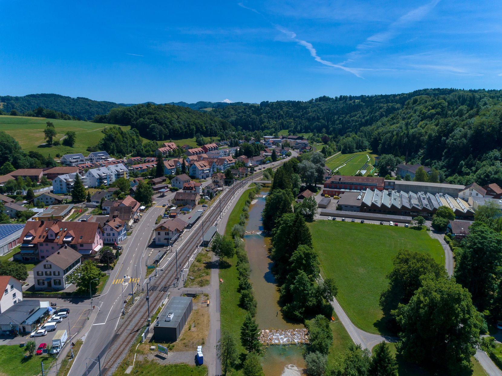 Man sieht eine Luftaufnahme des Dorfes Rikon im Tösstal.