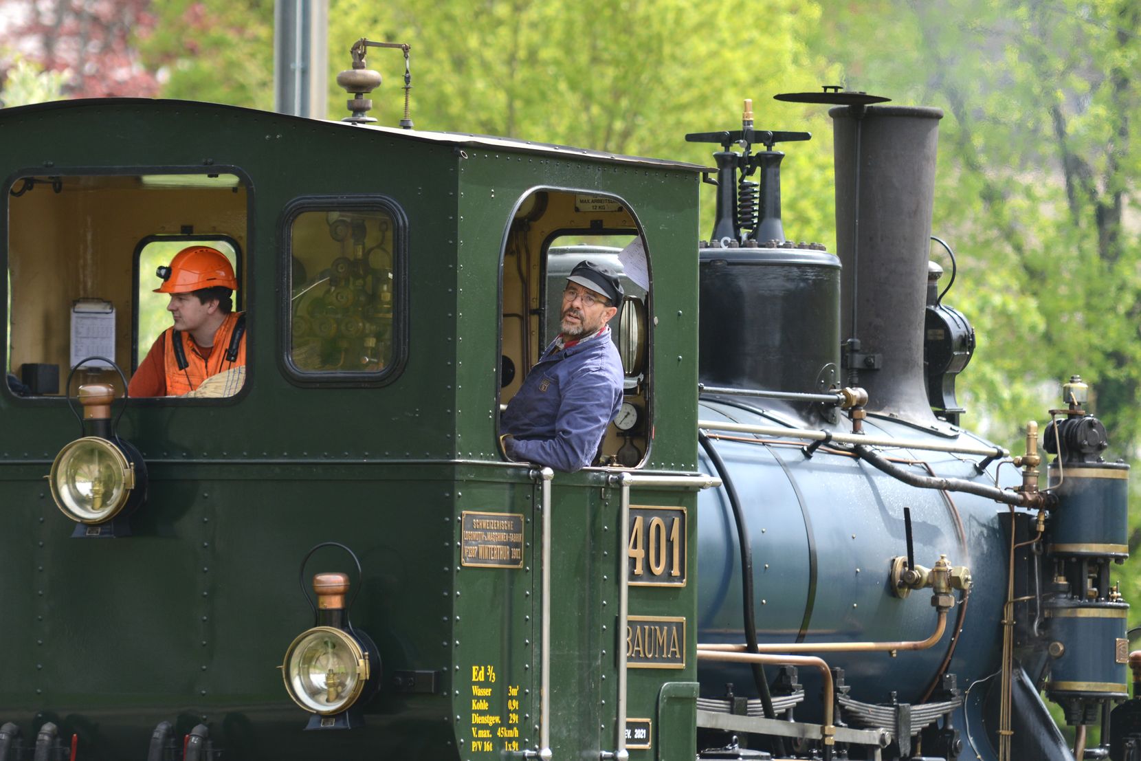 Der Dampfbahn-Verein Zürcher Oberland eröffnete die Saison mit viel Dampf und einem Oldtimer-Postauto.