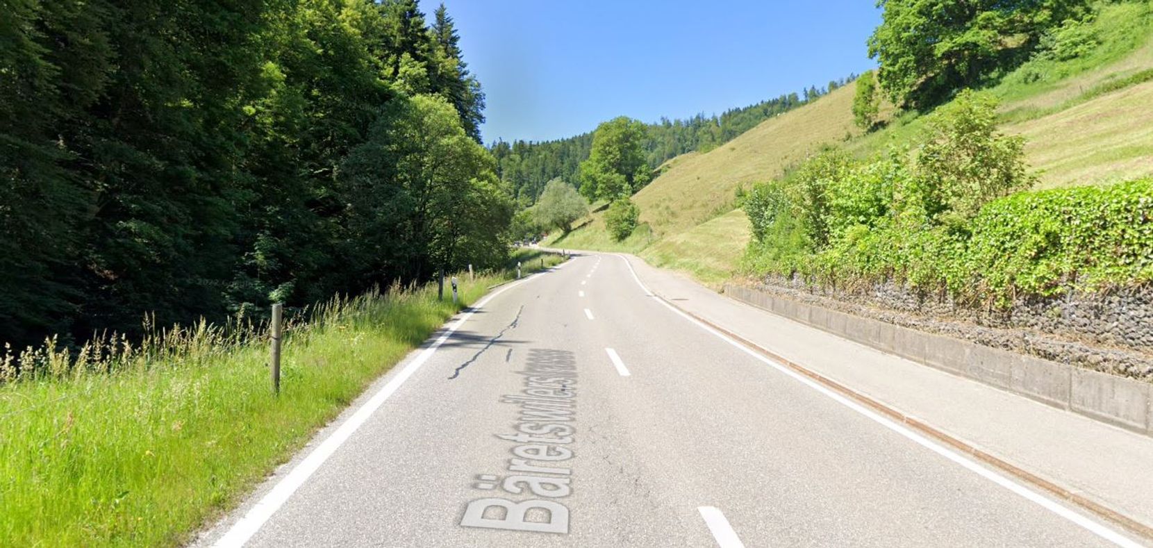 Man sieht einen Screenshot von Google-Streetview mit der Bäretswilerstrasse zwischen Baume und Bäretswil.
