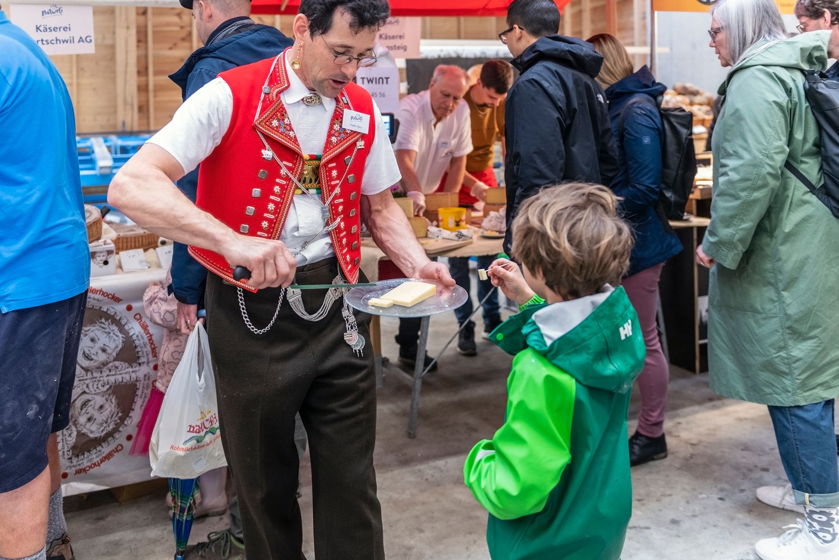 Immer am 1. Mai treffen sich Käseliebhaber am Käsemarkt in Saland