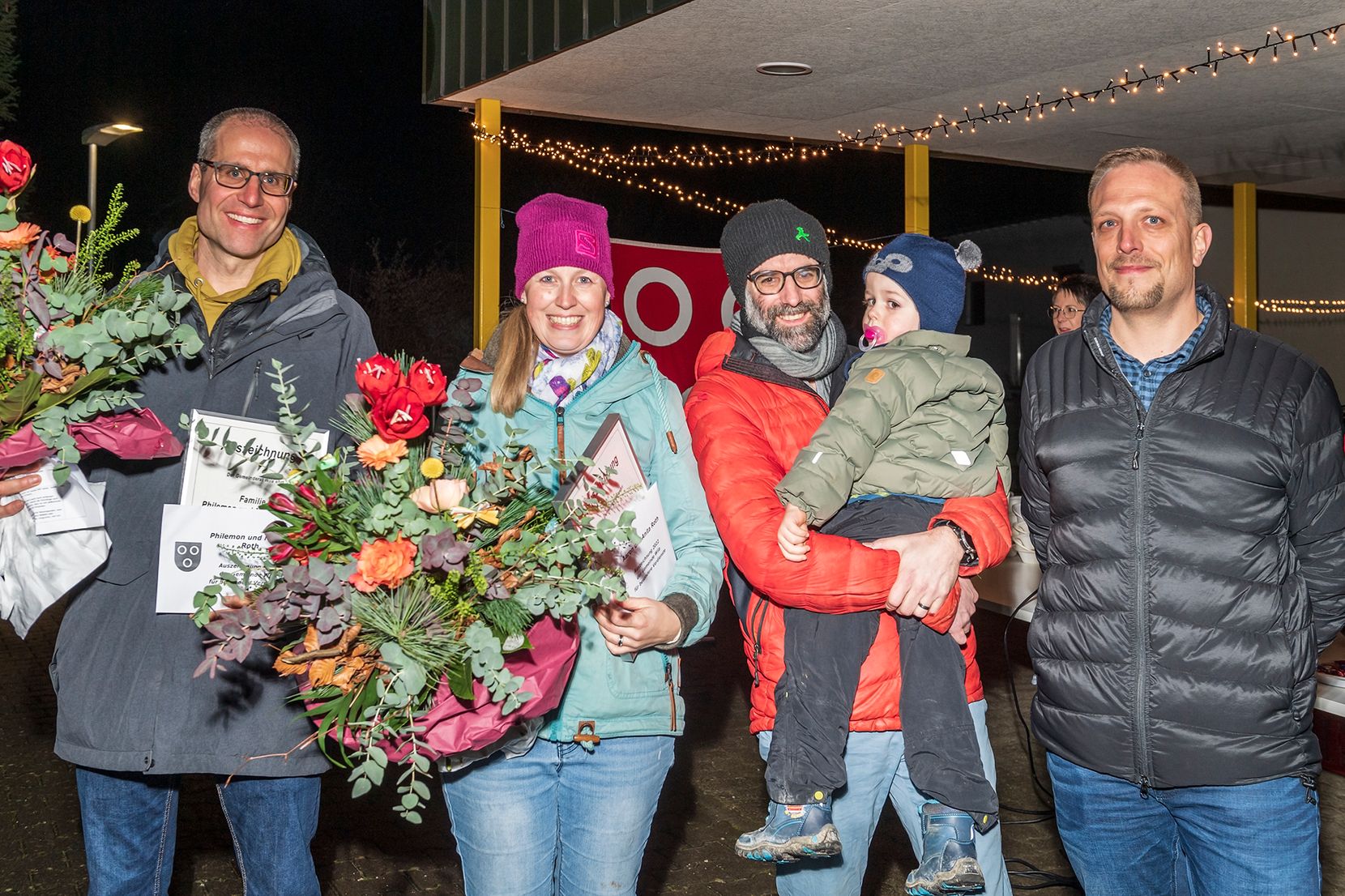 Man sieht vier Personen und ein Kind am Neujahrsempfang in Wila.