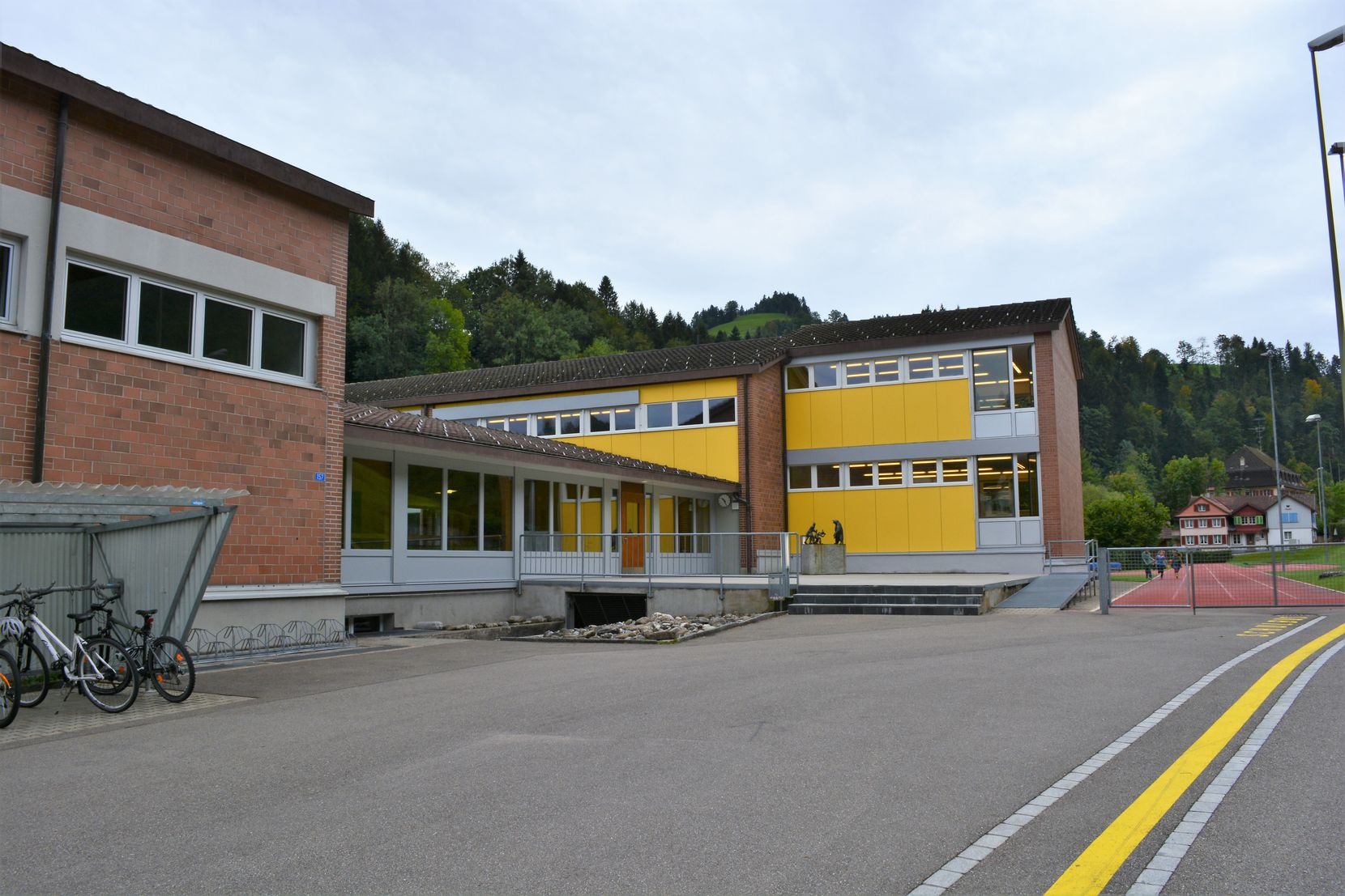 Man sieht das Schulhaus Schmittenbach in Fischenthal.