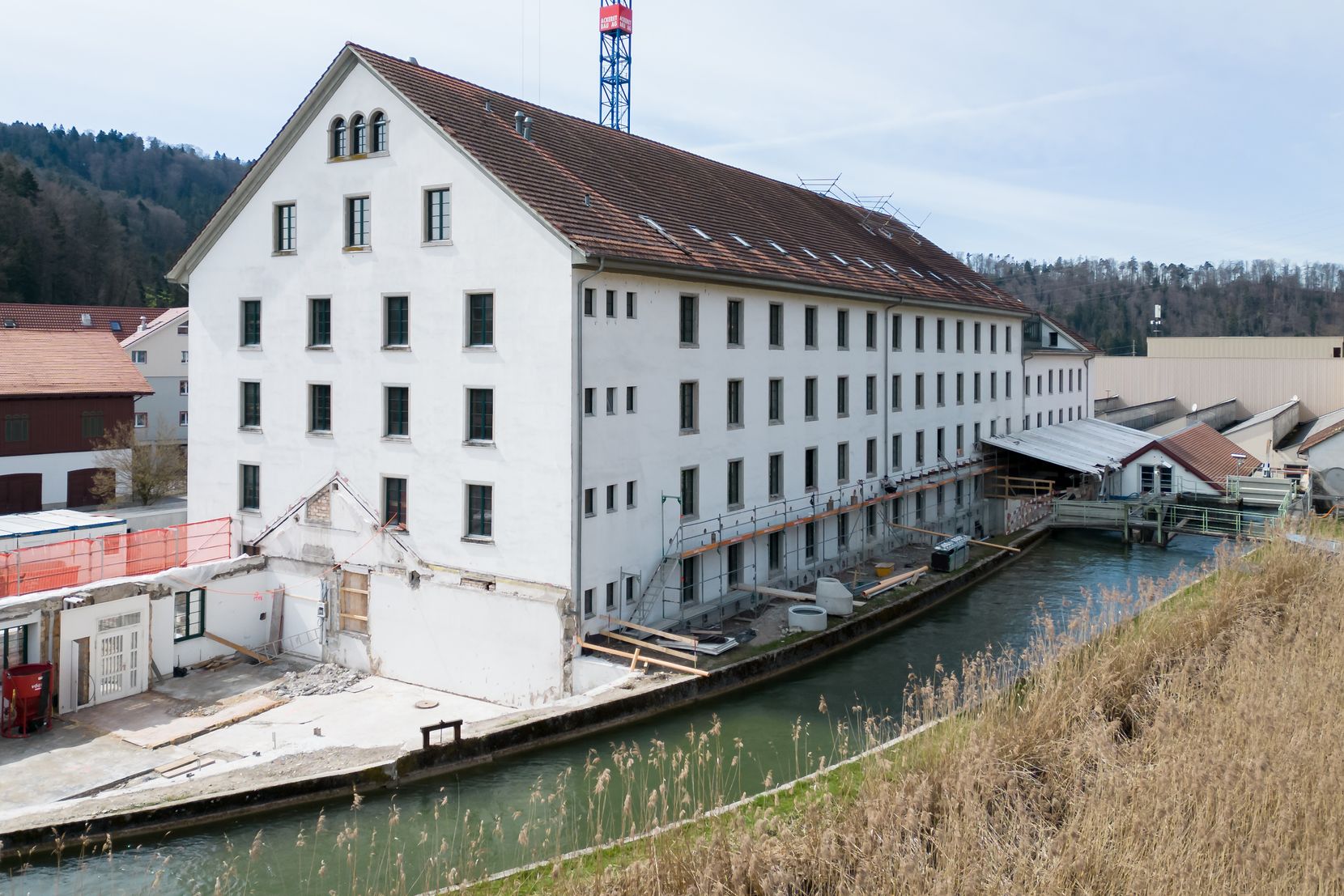 Umbau der Spinnerei Kollbrunn in Wohnraum durch den Architekten Roger Biscioni, mit Brille, und Head of Design Manuel Vogler.