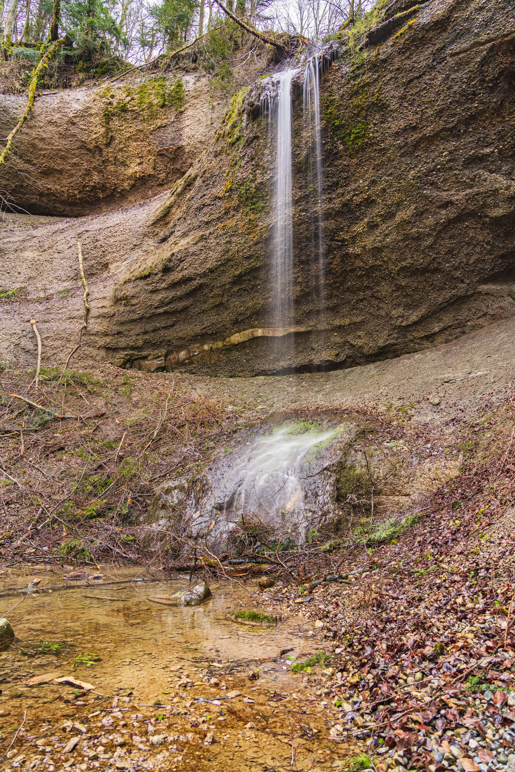 Man sieht einen Wasserfall.