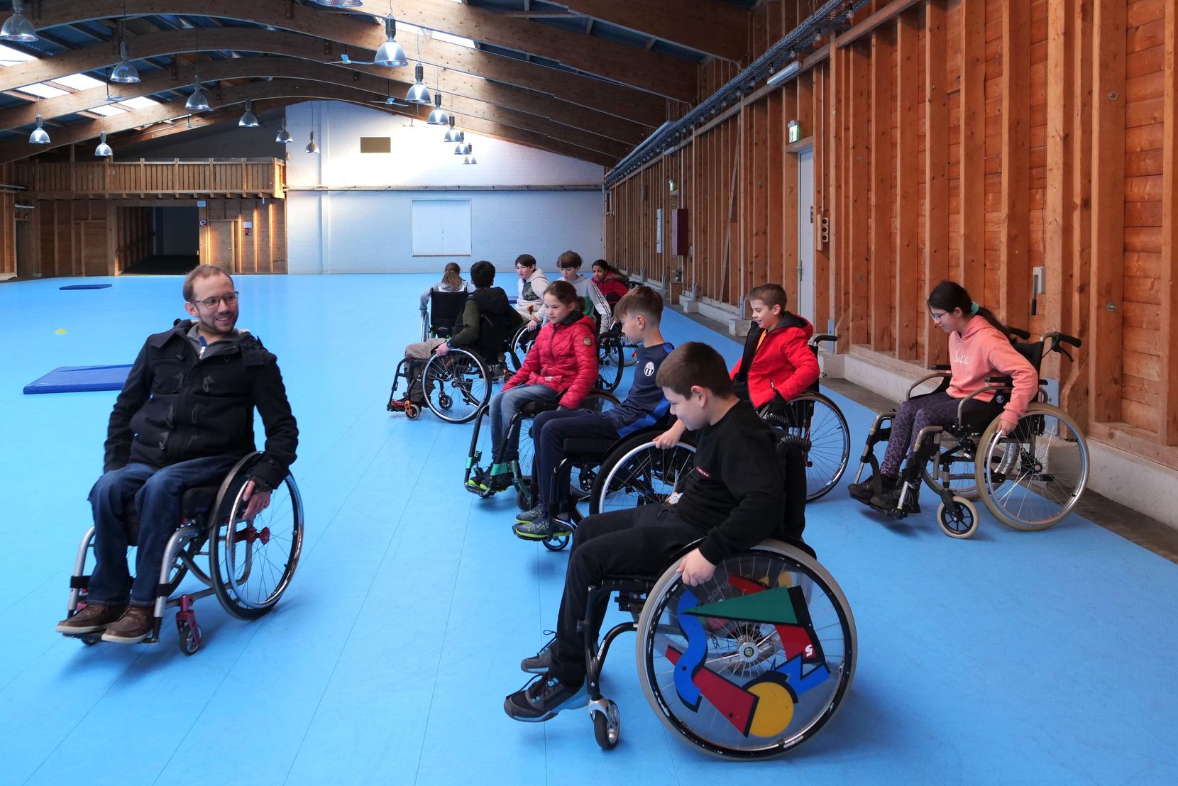 Tobias Fankhauser bringt Schulkindern bei, mit einem Rollstuhl umzugehen.