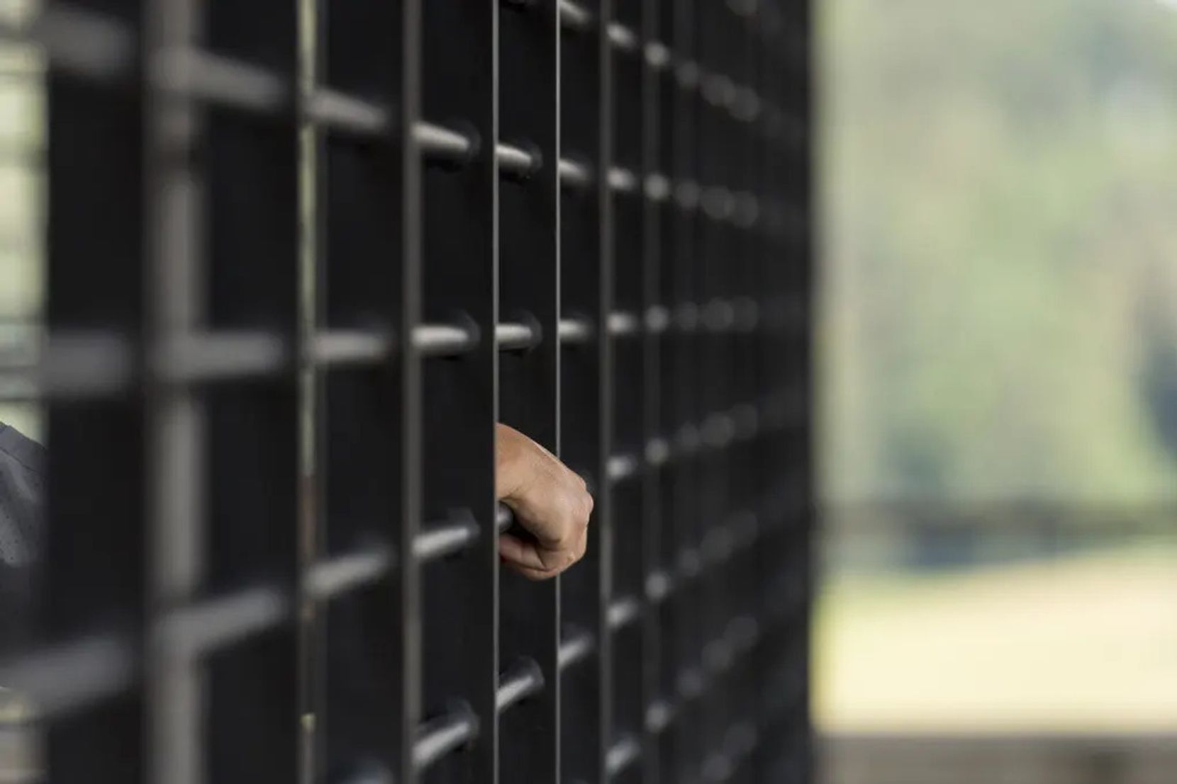 Ist es Folter, wenn Häftlinge in der Schweiz über lange Zeit isoliert in engen Gefängniszellen leben müssen?