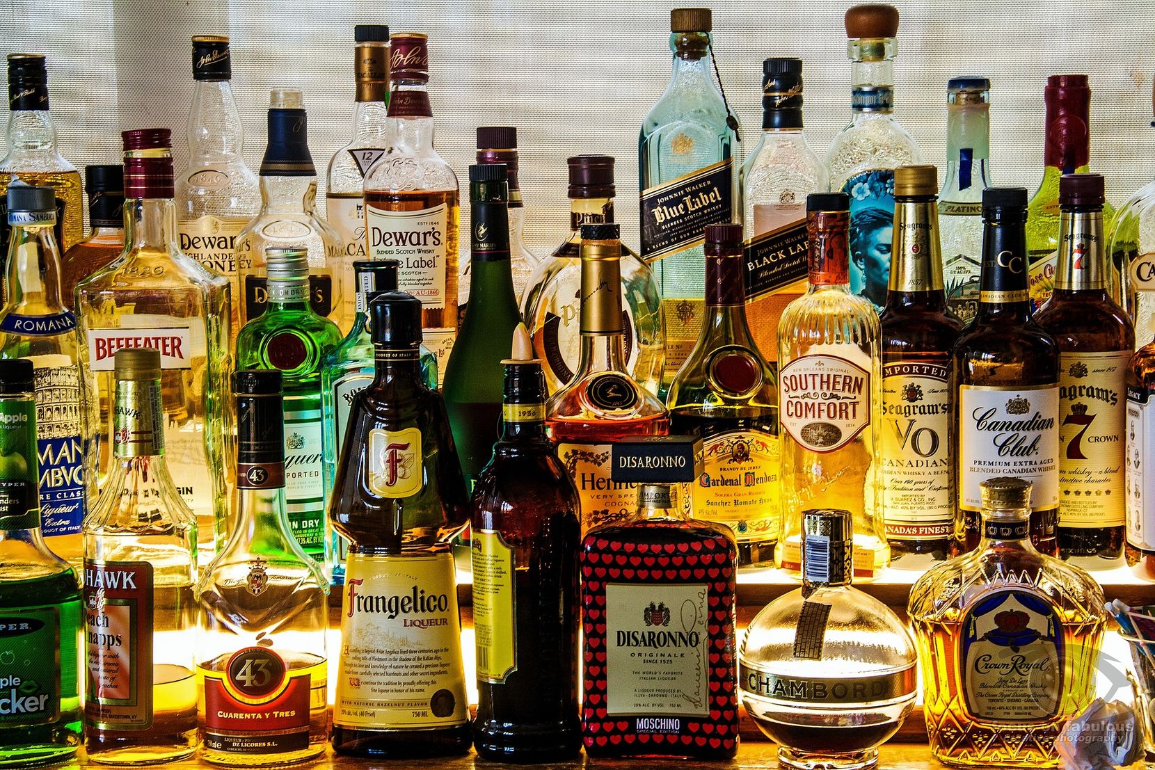 Ein Regal mit vielen Spirituosenflaschen