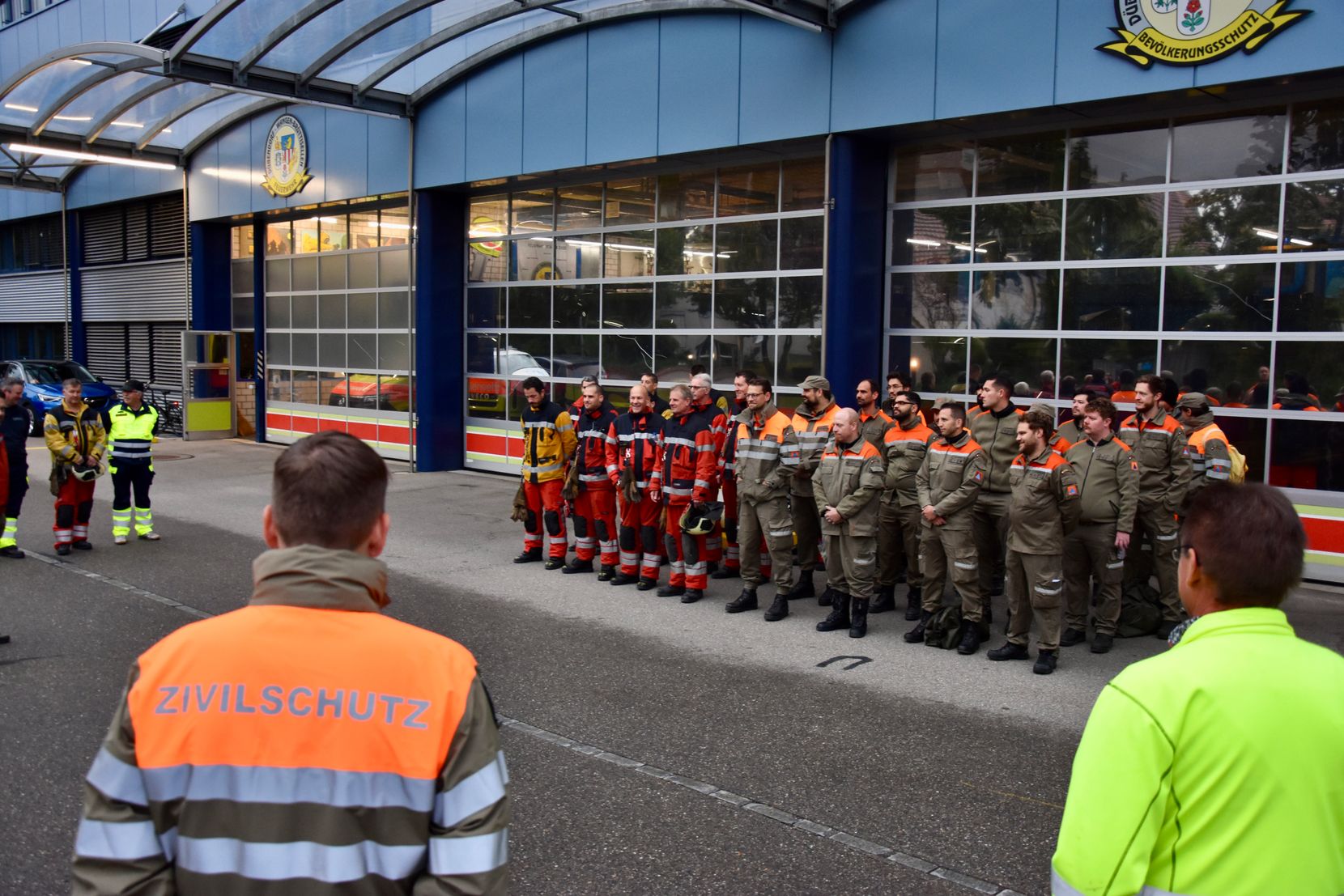 Die Feuerwehr und der Zivilschutz stehen vor dem Feuerwehrdepot.