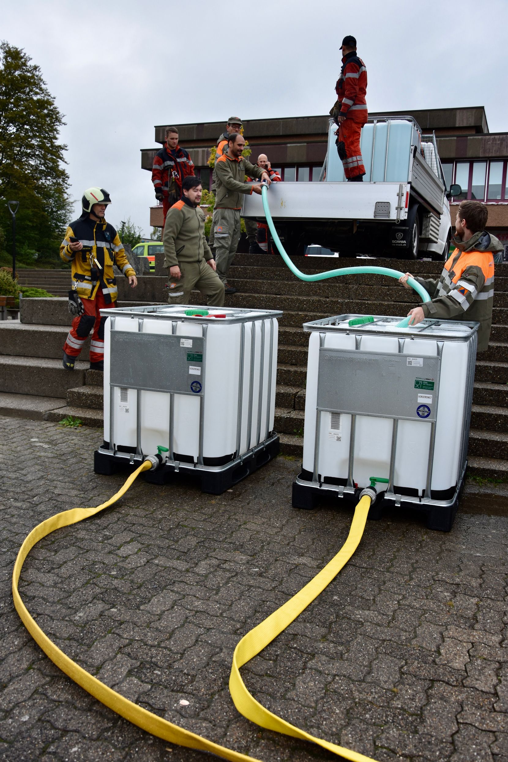 Zwei grosse Wassertanks auf dem Schulhausareal.