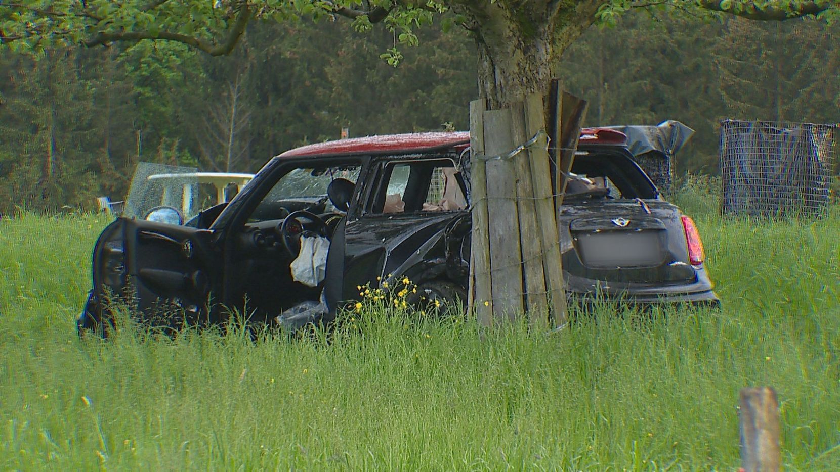 Autofahrer verunfallt bei Flucht vor Polizei in Wetzikon.
