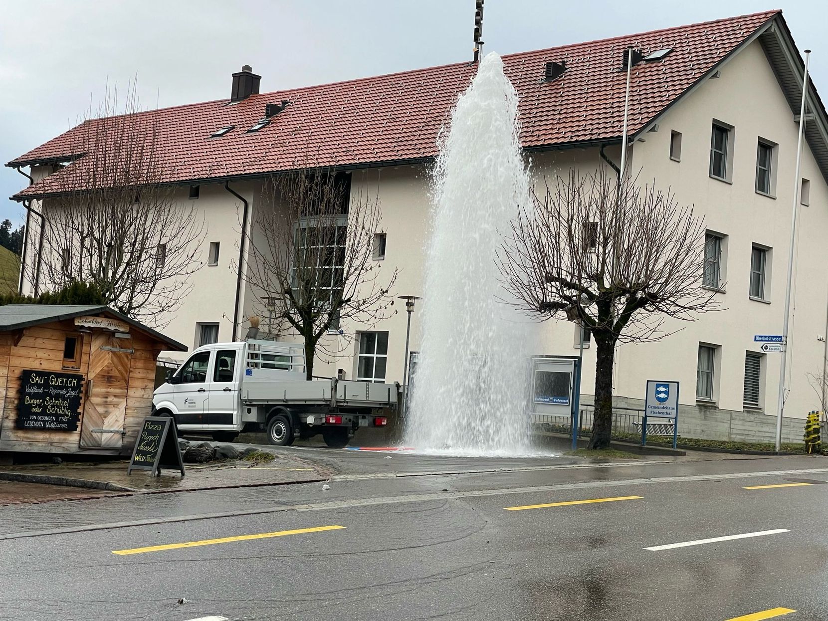 Eine meterhohe Wasserfontäne schiesst aus dem Boden neben der Gemeindeverwaltung Fischenthal.