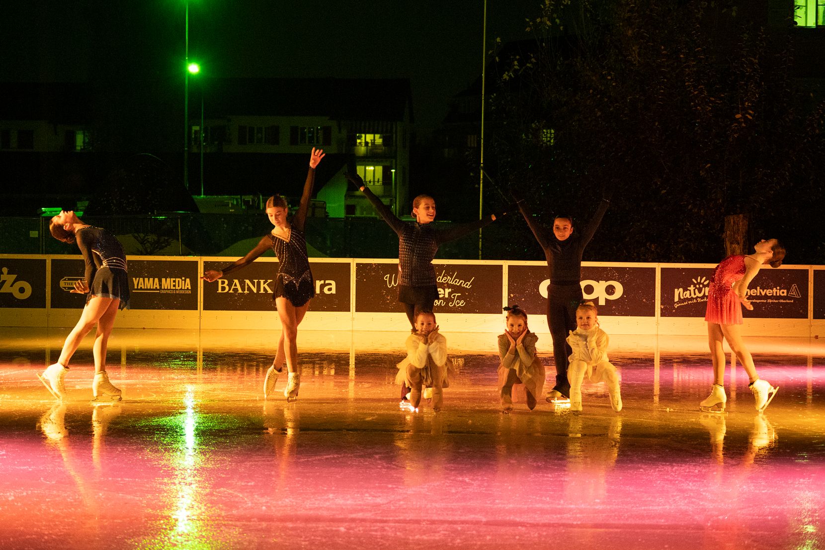 Auf einer Eisfläche im Freien kurven Juniorinnen des Dübendorfer Eislaufclubs umher.